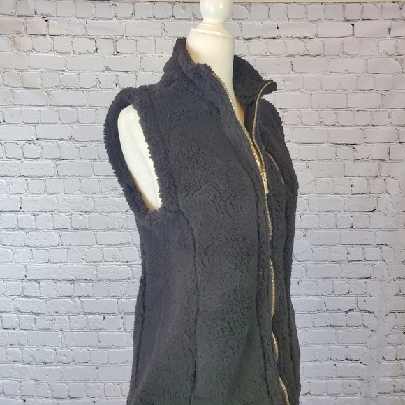 CALVIN Klein Zip Up Faux Fur Vest Black sz. XS NWT - Picture 4 of 13